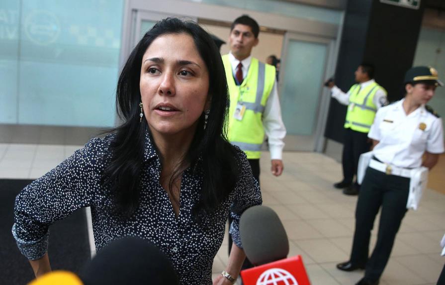 Ex primera dama de Perú llega a Lima para responder a orden judicial de dejar la FAO