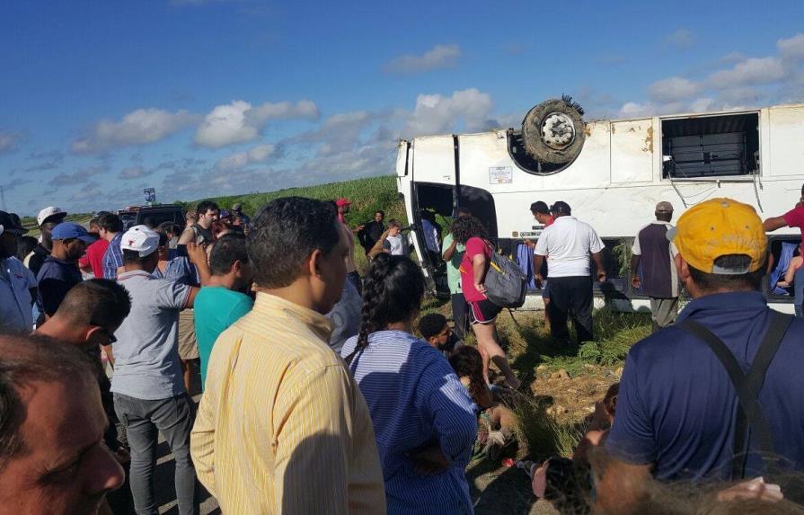 Al menos 18 turistas heridos en accidente en autopista del Coral 