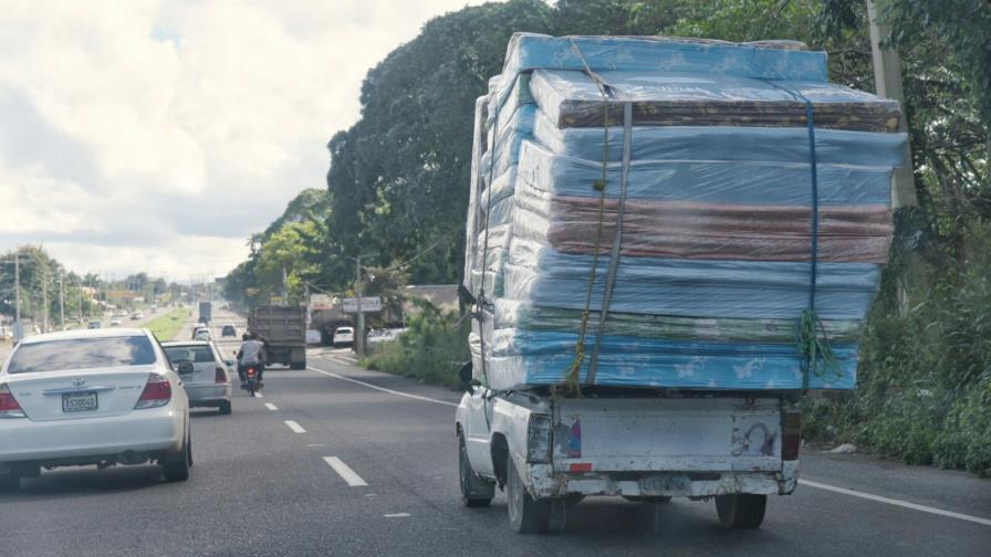 Sobrecarga sin control en la Autopista Duarte Sobrecarga sin control en la Autopista Duarte