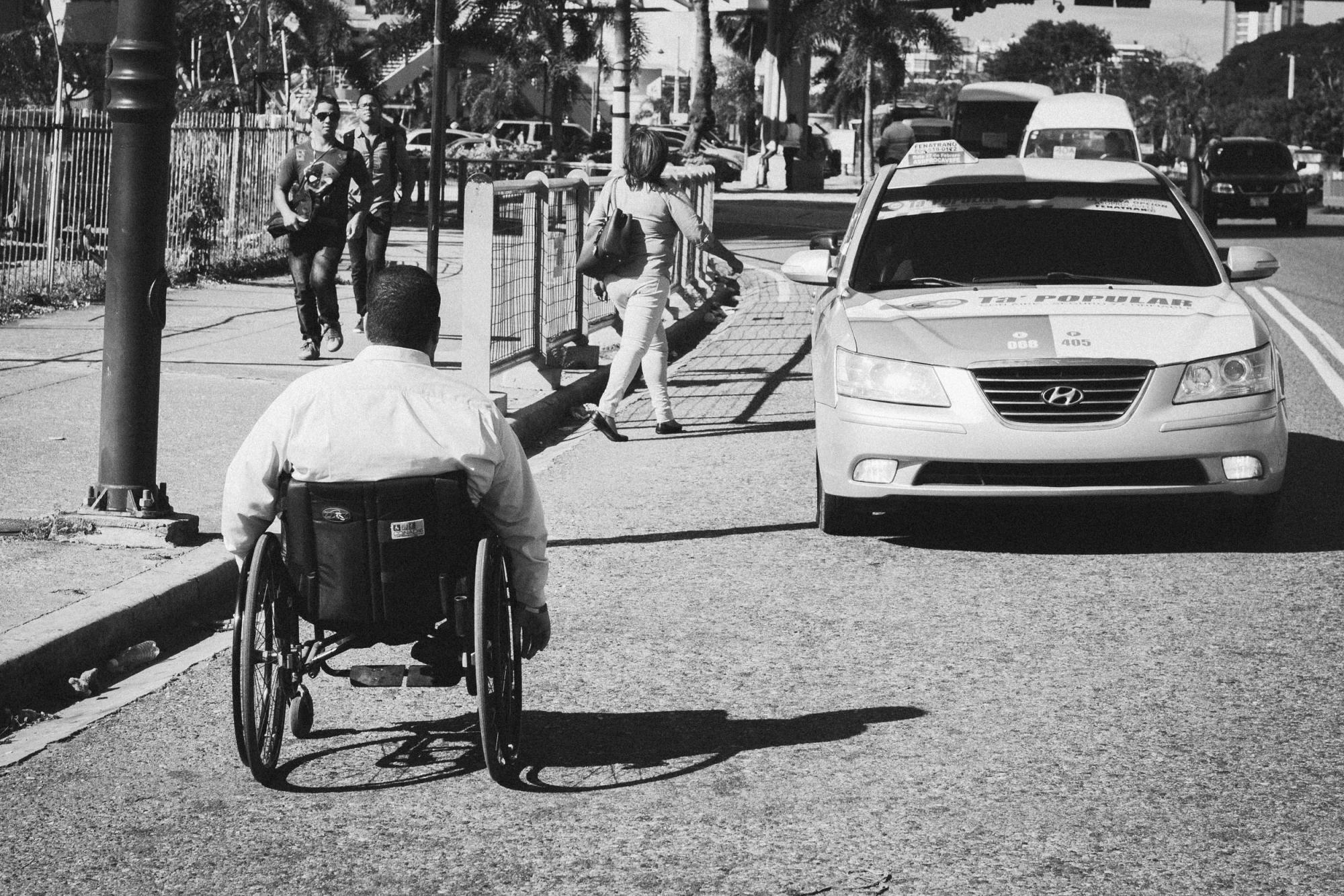 El mal estado de las rampas de acceso peatonal y la falta de planificación obligan a Rafael a cruzar las avenidas de manera improvisada, exponiendo su vida y la de los demás.