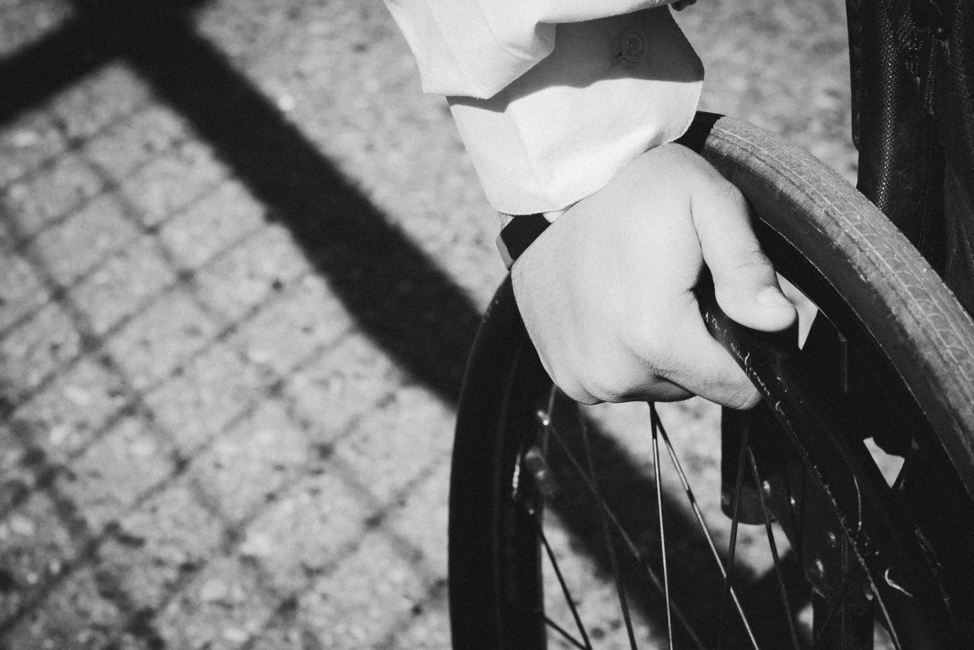 La fuerza de sus manos lo impulsan a través de toda la ciudad.