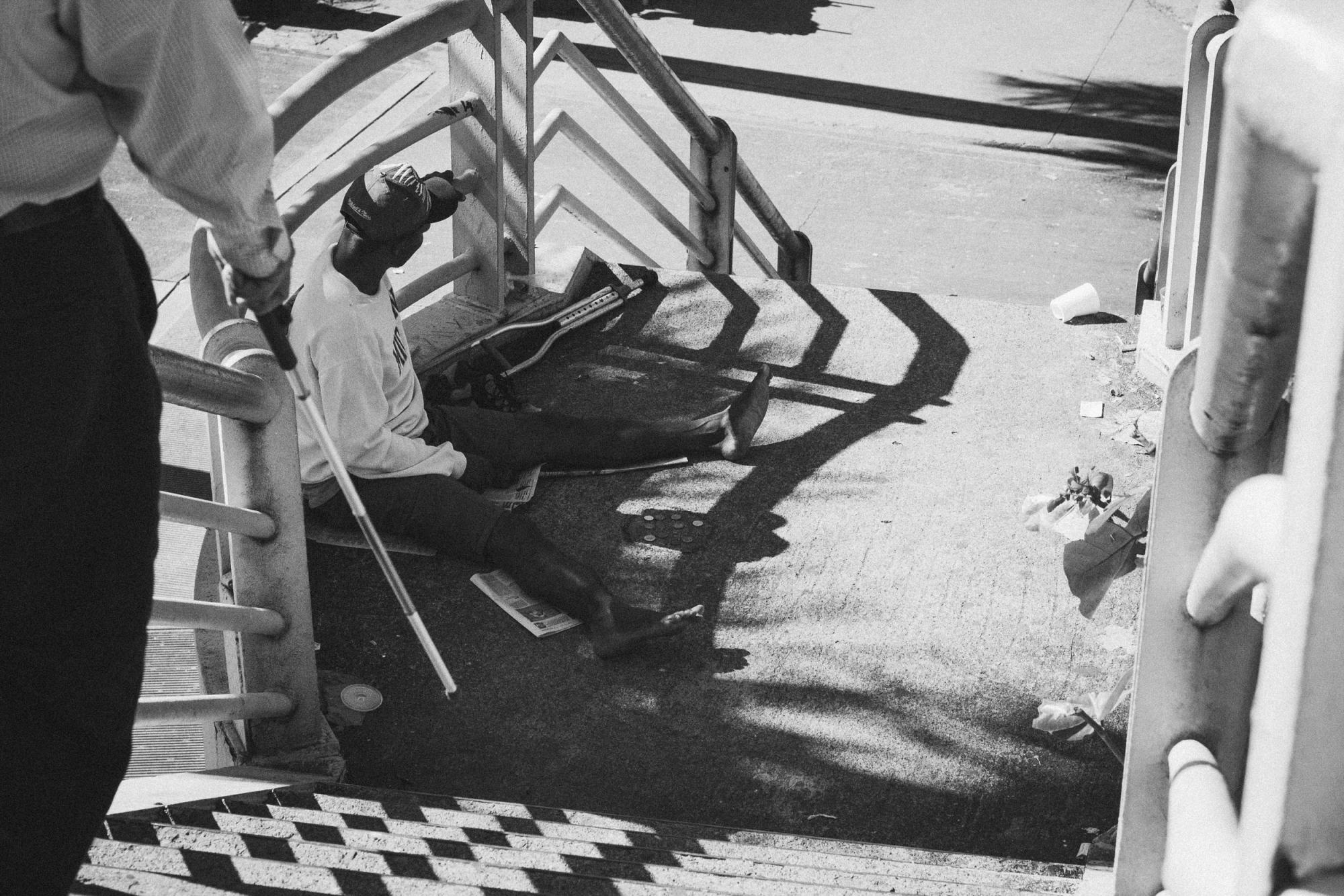 Pedigüeños y basura en las escaleras, parte de los obstáculos que deben sortear las personas con discapacidad visual en camino a sus sitios de trabajo.
