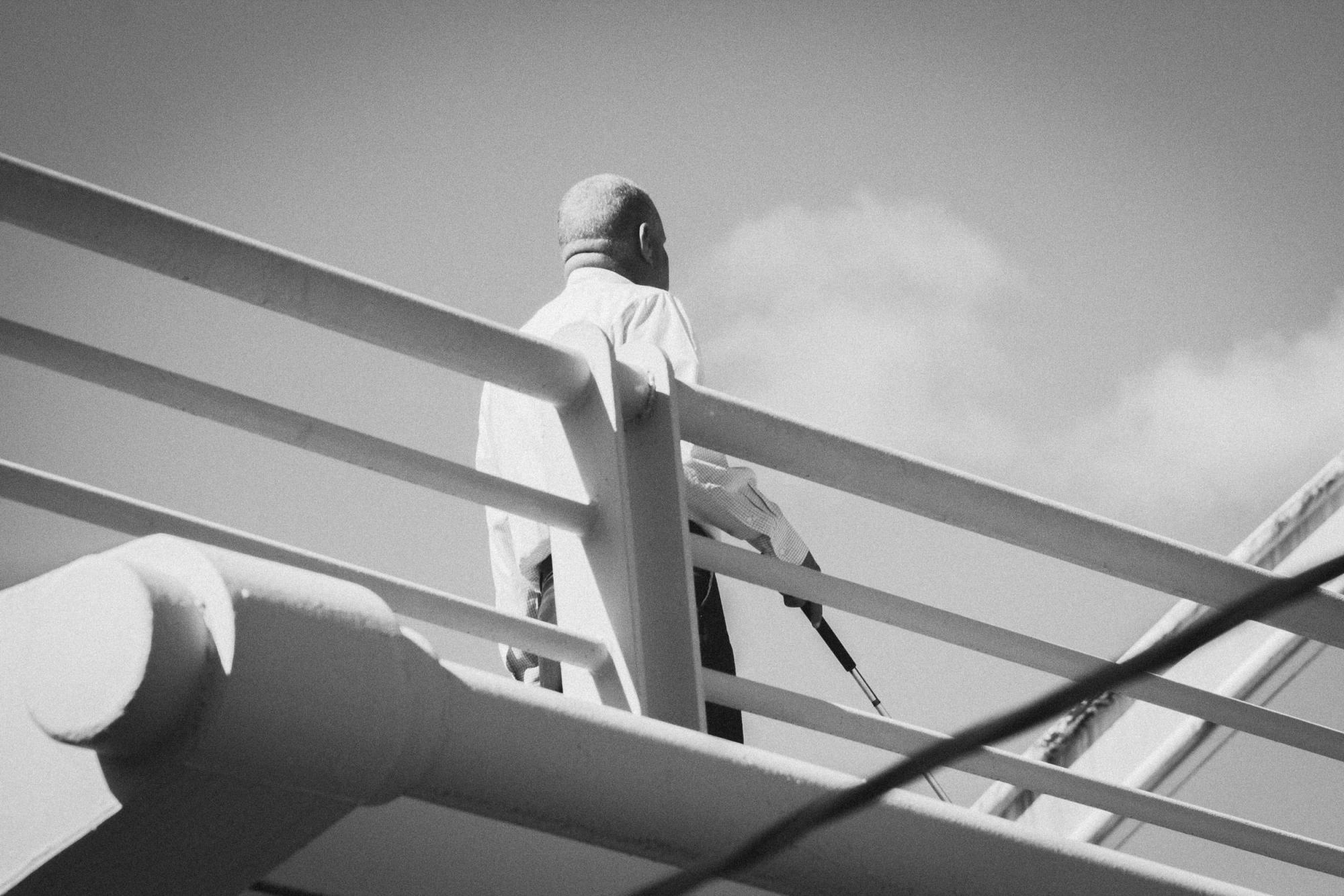 Pedro Pablo Rosario, cruza uno de los peatonales de la avenida 27 de Febrero.