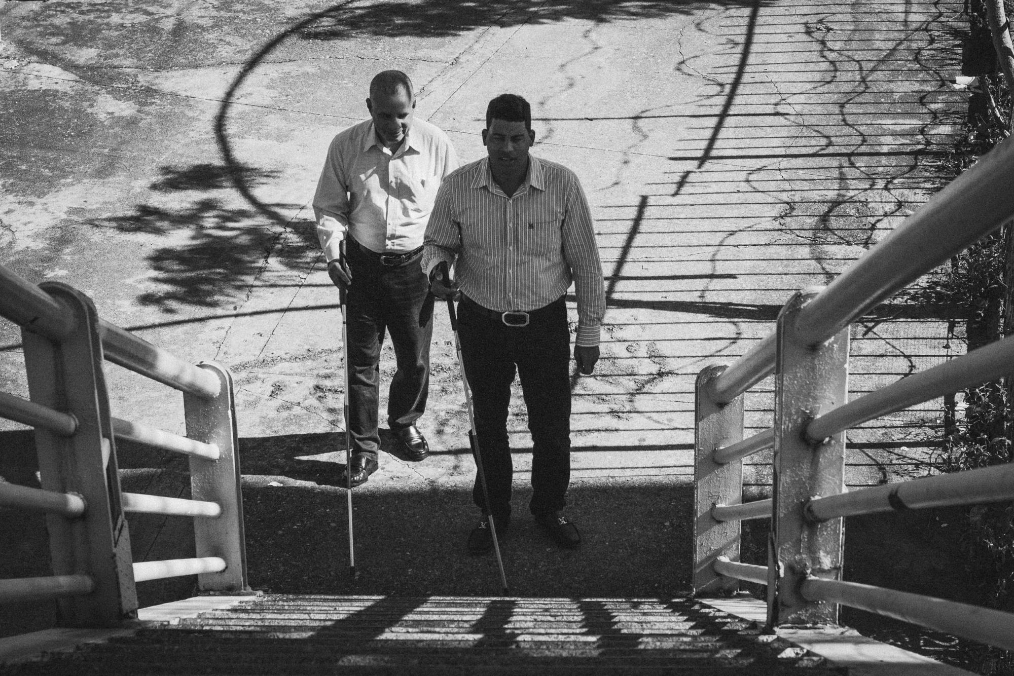 Juan Carlos Valdés Montero (a la derecha), con discapacidad visual desde los 19 años, se queja de la falta de accesibilidad en las calles de su ciudad.