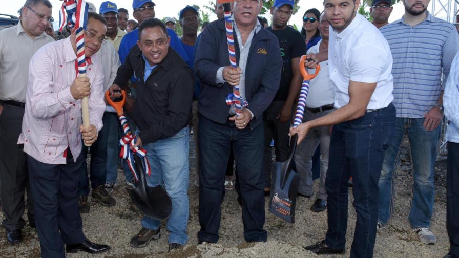 Dan primer picazo para construcción de complejo habitacional en Moca para familias damnificadas por las lluvias