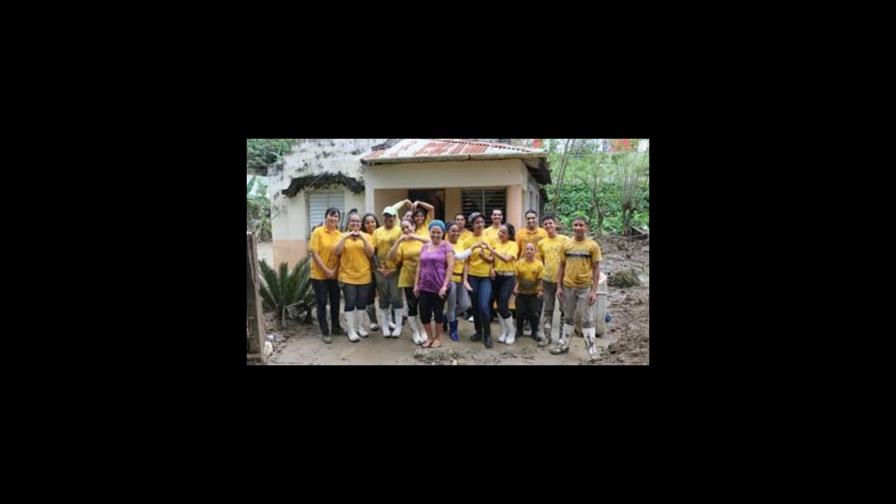 Voluntarios de la Iglesia de Dios Sociedad Misionera Mundial limpian escombros en Las Lagunas, Moca