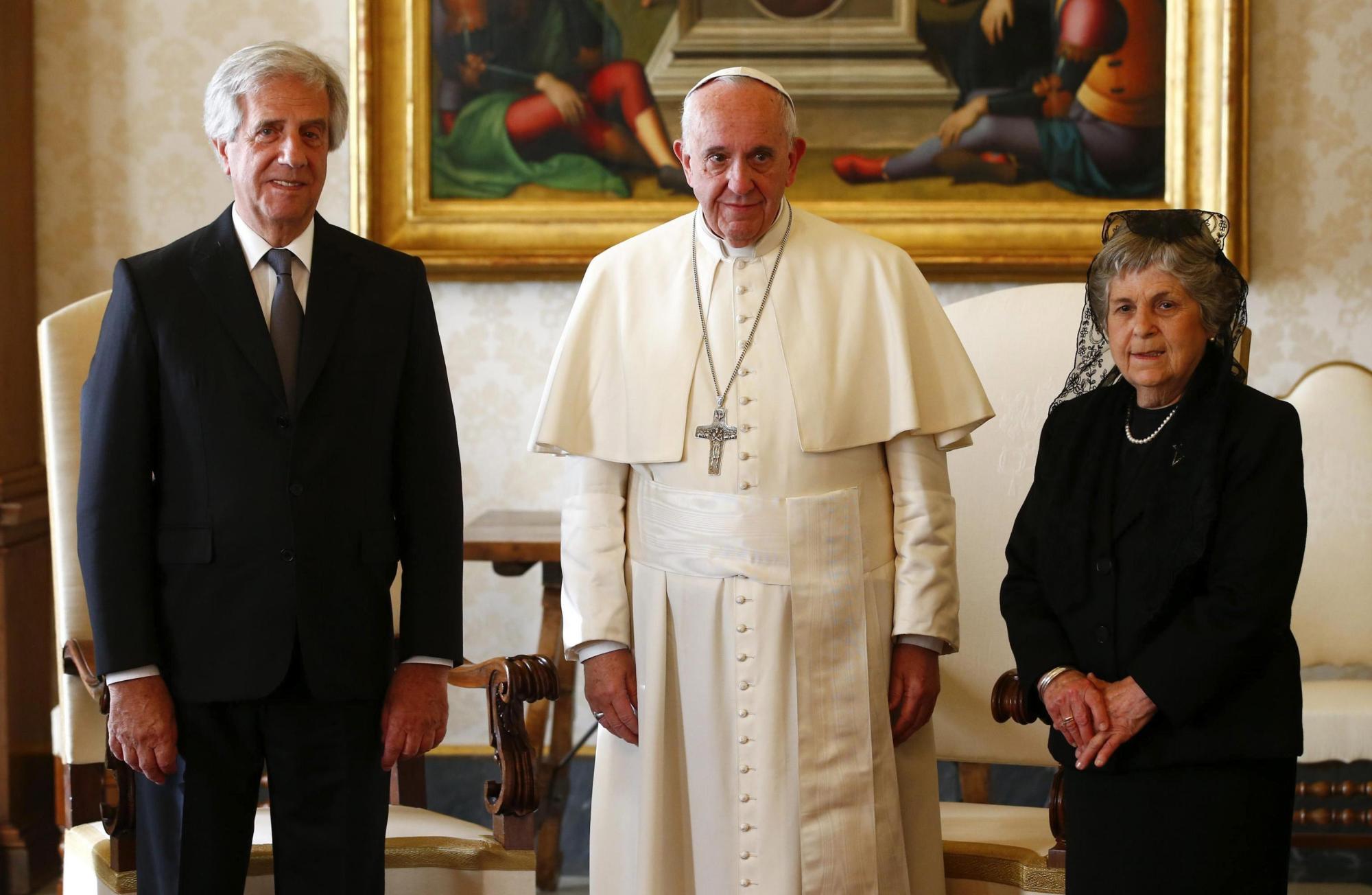 Papa recibe a presidente de Uruguay