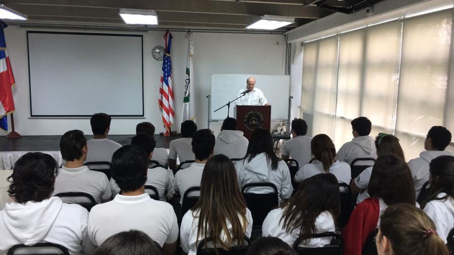 Hipólito Mejía insta a jóvenes a participar positivamente en el desarrollo del país