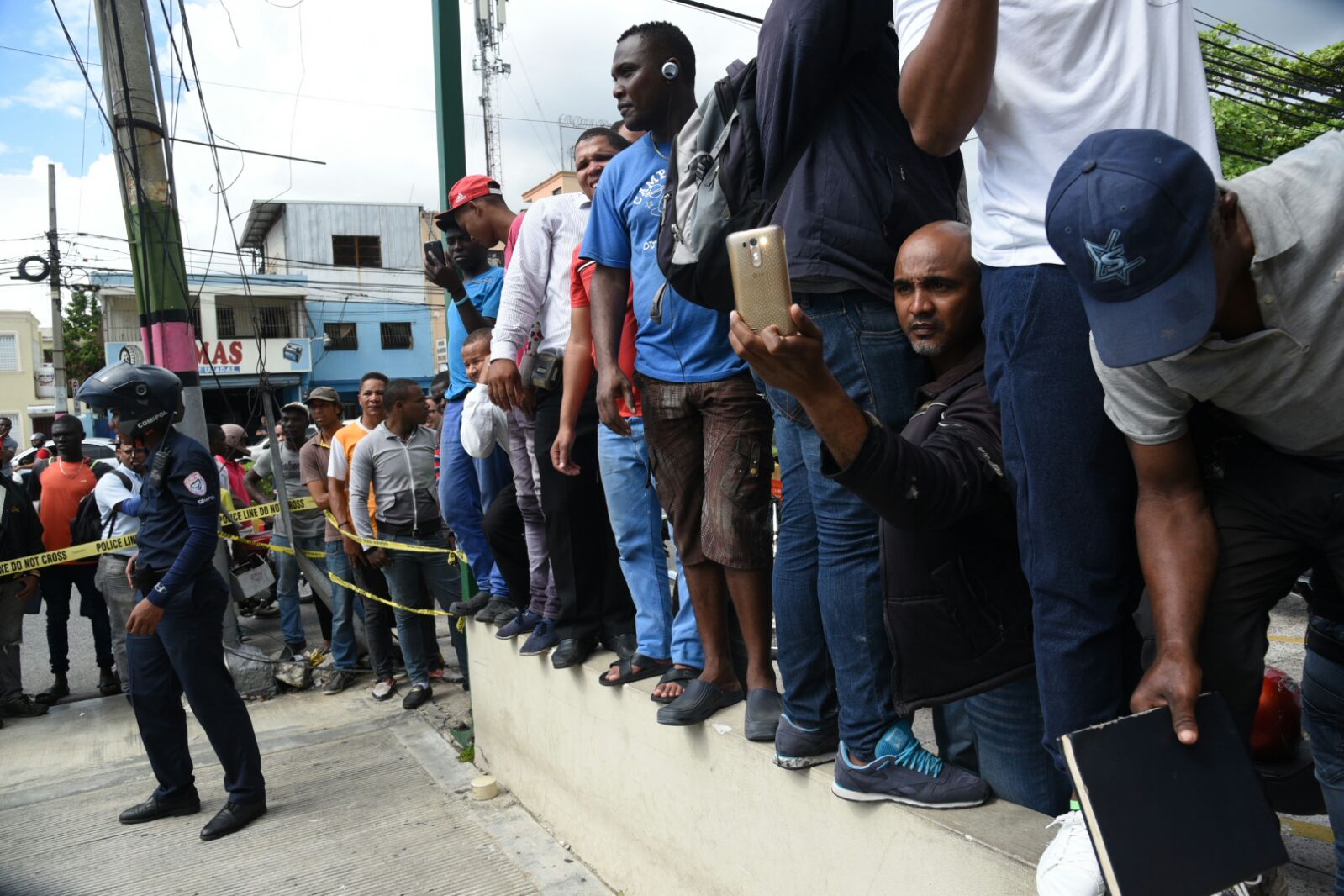 Decenas de personas se aglomeraron en las escena.