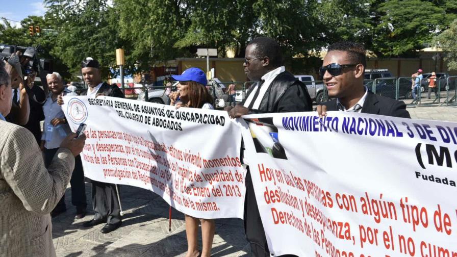 Personas con discapacidad reclaman frente al Palacio Nacional promulgación de reglamento Ley 05-13