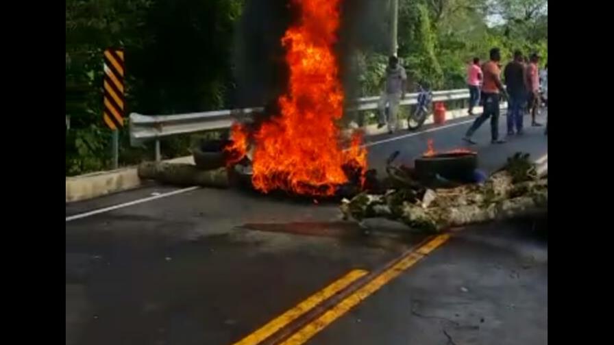 Protestan en Miches por falta de energía eléctrica desde hace una semana