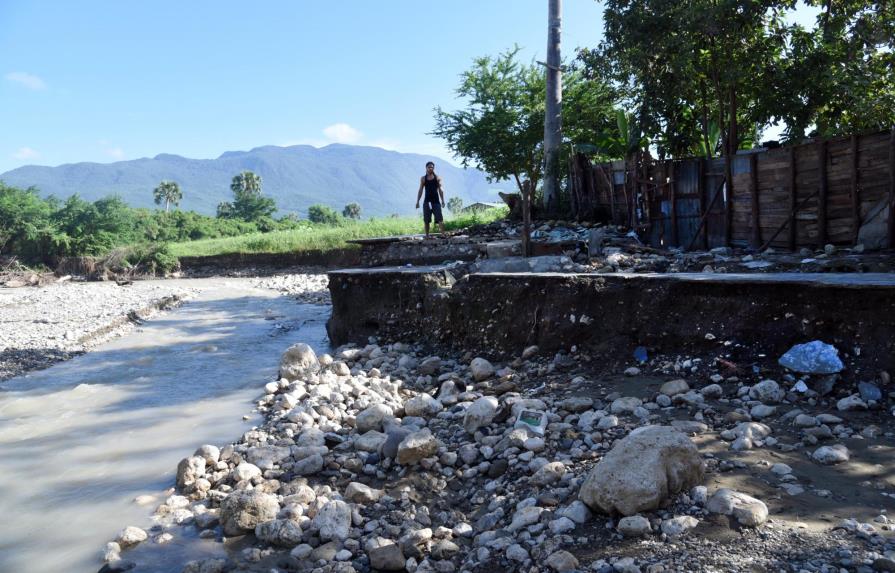 Buscan terrenos para reubicar familias damnificadas por lluvias en Santiago