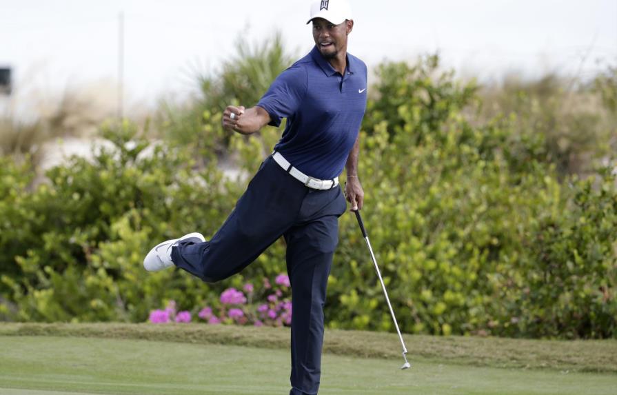 Tiger Woods logra un 65 en su segunda ronda en Bahamas 