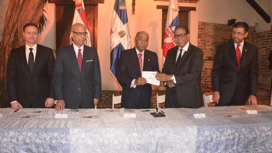 Inposdom pone en circulación emisión postal alusiva al “50 aniversario de la constitucionalización del Himno Nacional”