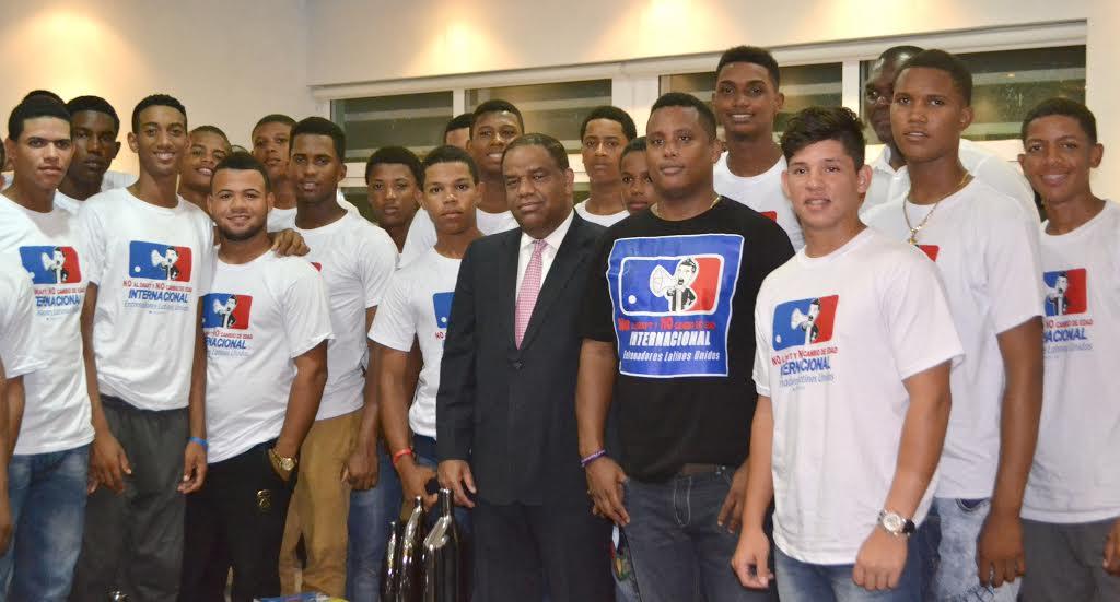 Ministro de Deportes exhorta a peloteros jóvenes que también piensen en estudios