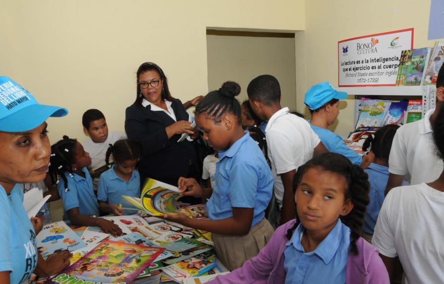 Estudiantes se benefician del programa Bono Cultura en Xll Feria Regional del Libro Hato Mayor 2016