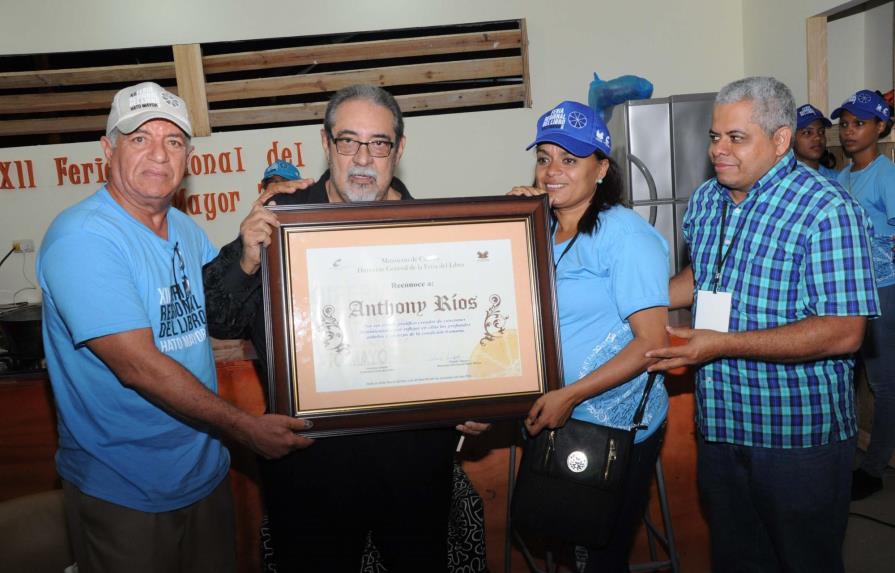 Anthony Ríos recibe reconocimiento en la Feria del Libro de Hato Mayor