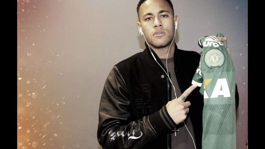 Neymar llega al clásico con playera del Chapecoense