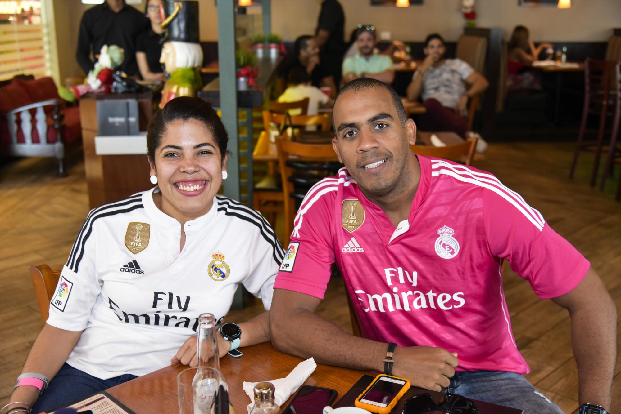  Stalin Pérez y Gabriela Salazar disfrutaron con alegría el partido. 