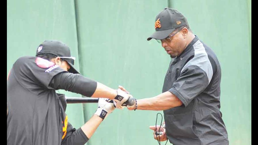 Luis Polonia renuncia como coach de bateo de las Águilas Cibaeñas.