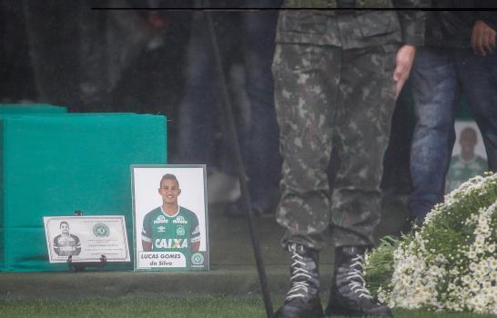 Lluvia y dolor durante las honras a futbolistas muertos 