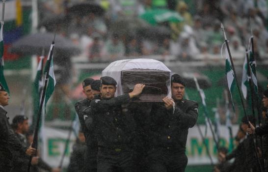 Lluvia y dolor durante las honras a futbolistas muertos 