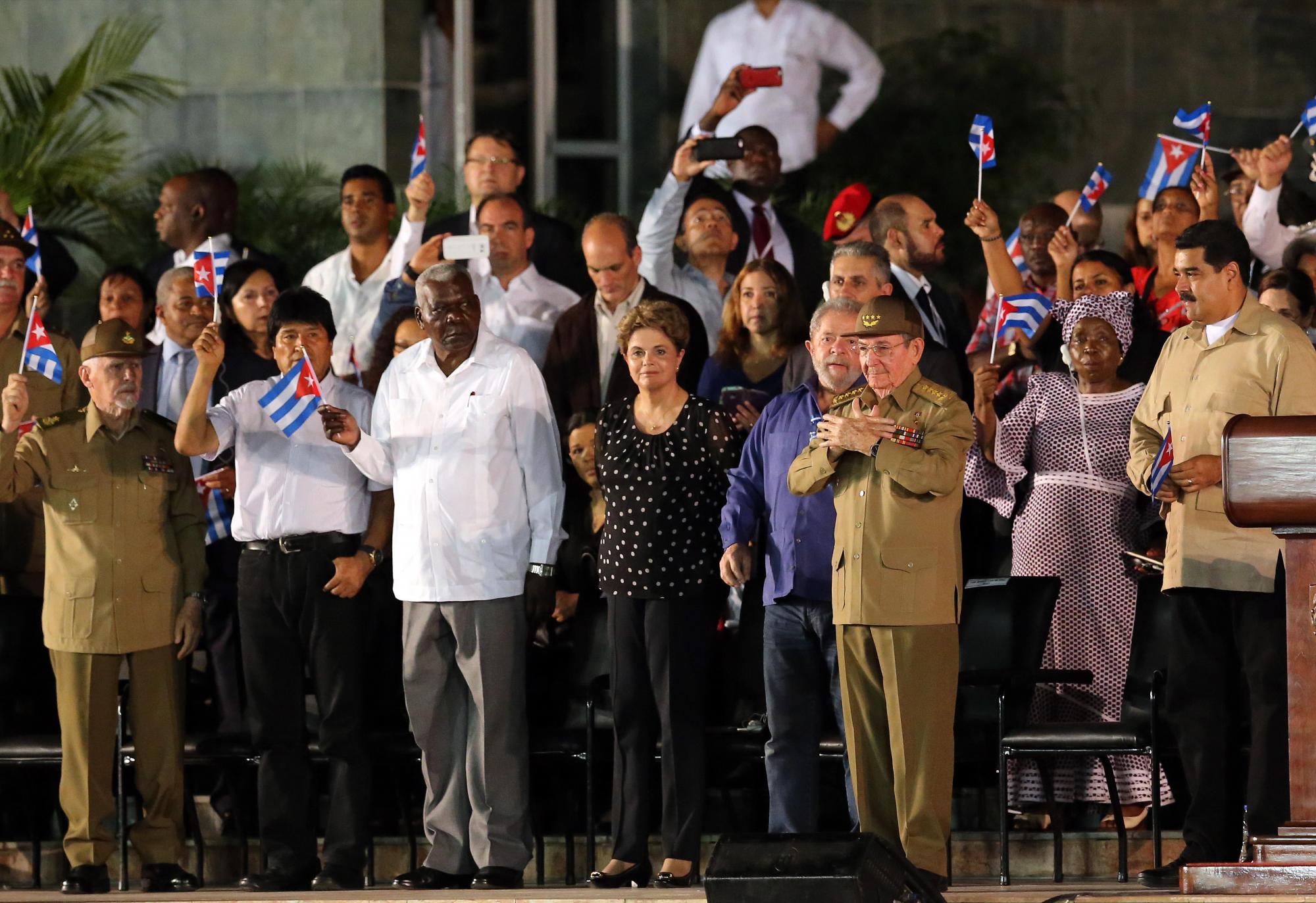 El presidente de Cuba, Raúl Castro, saluda durante una ceremonia de despedida a Fidel Castro ayer, sábado 3 de diciembre de 2016, en la Plaza de la Revolución Antonio Maceo de Santiago de Cuba (Cuba).  