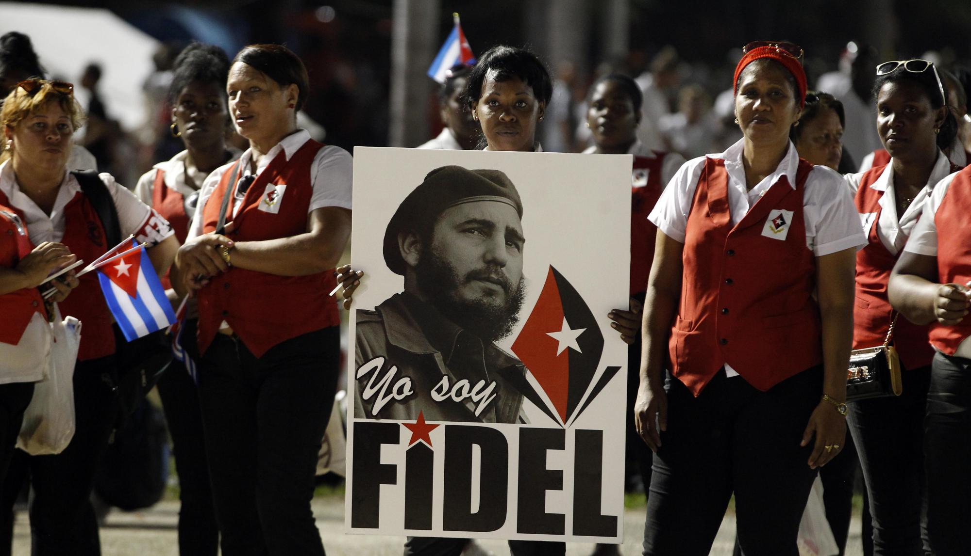 Miles de personas asisten a una ceremonia de despedida a Fidel Castro ayer, sábado 3 de diciembre de 2016, en la Plaza de la Revolución Antonio Maceo de Santiago de Cuba (Cuba). 