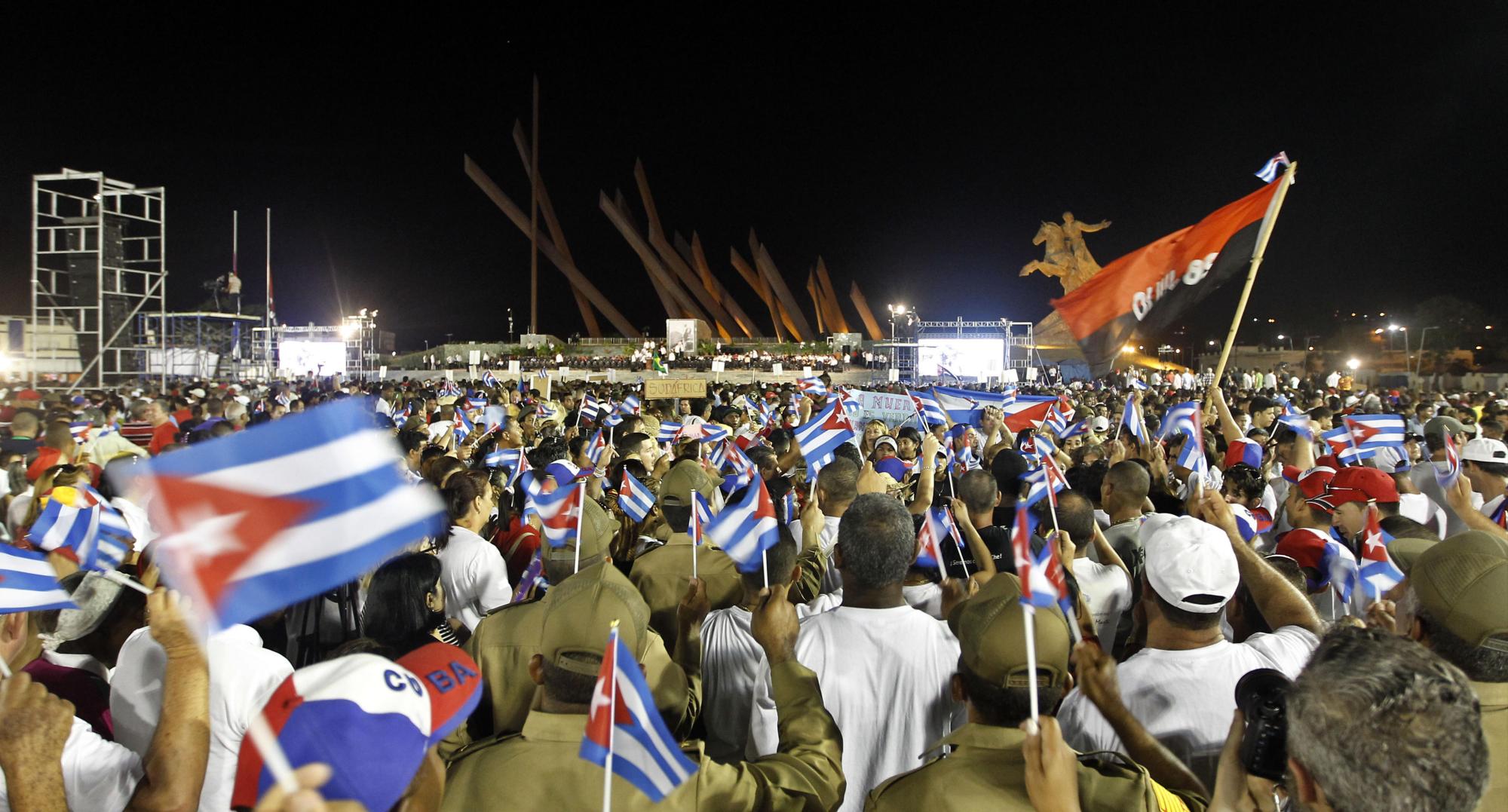 Miles de personas asisten a una ceremonia de despedida a Fidel Castro ayer, sábado 3 de diciembre de 2016, en la Plaza de la Revolución Antonio Maceo de Santiago de Cuba (Cuba). 