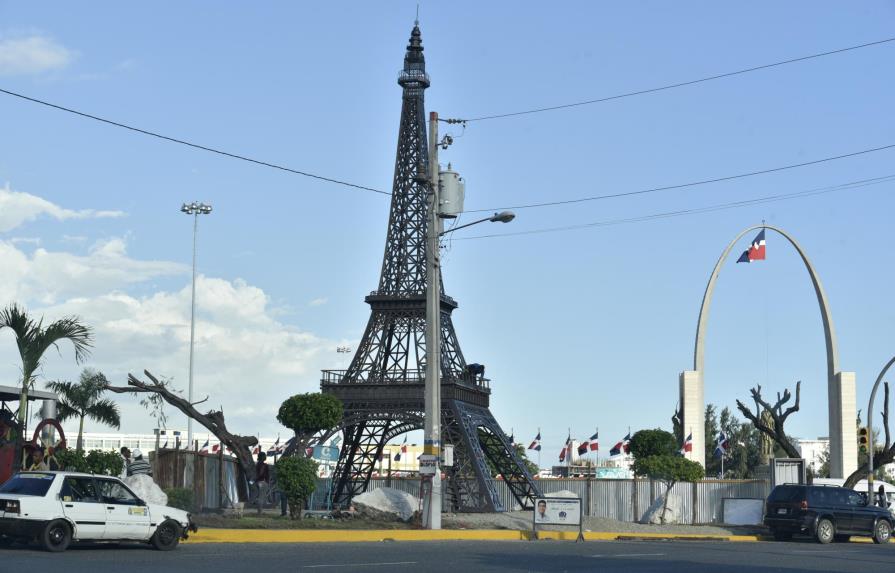 Arquitecto de Plaza de la Bandera: “es un craso error” la torre Eiffel frente al monumento 