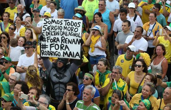 Miles de brasileños protestan contra la corrupción política