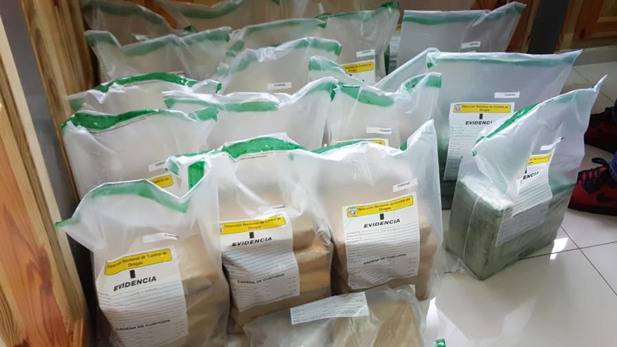 Apresan a tres personas en una lancha con 20 paquetes y 77 pacas de drogas Apresan a tres personas en una lancha con 20 paquetes y 77 pacas de drogas