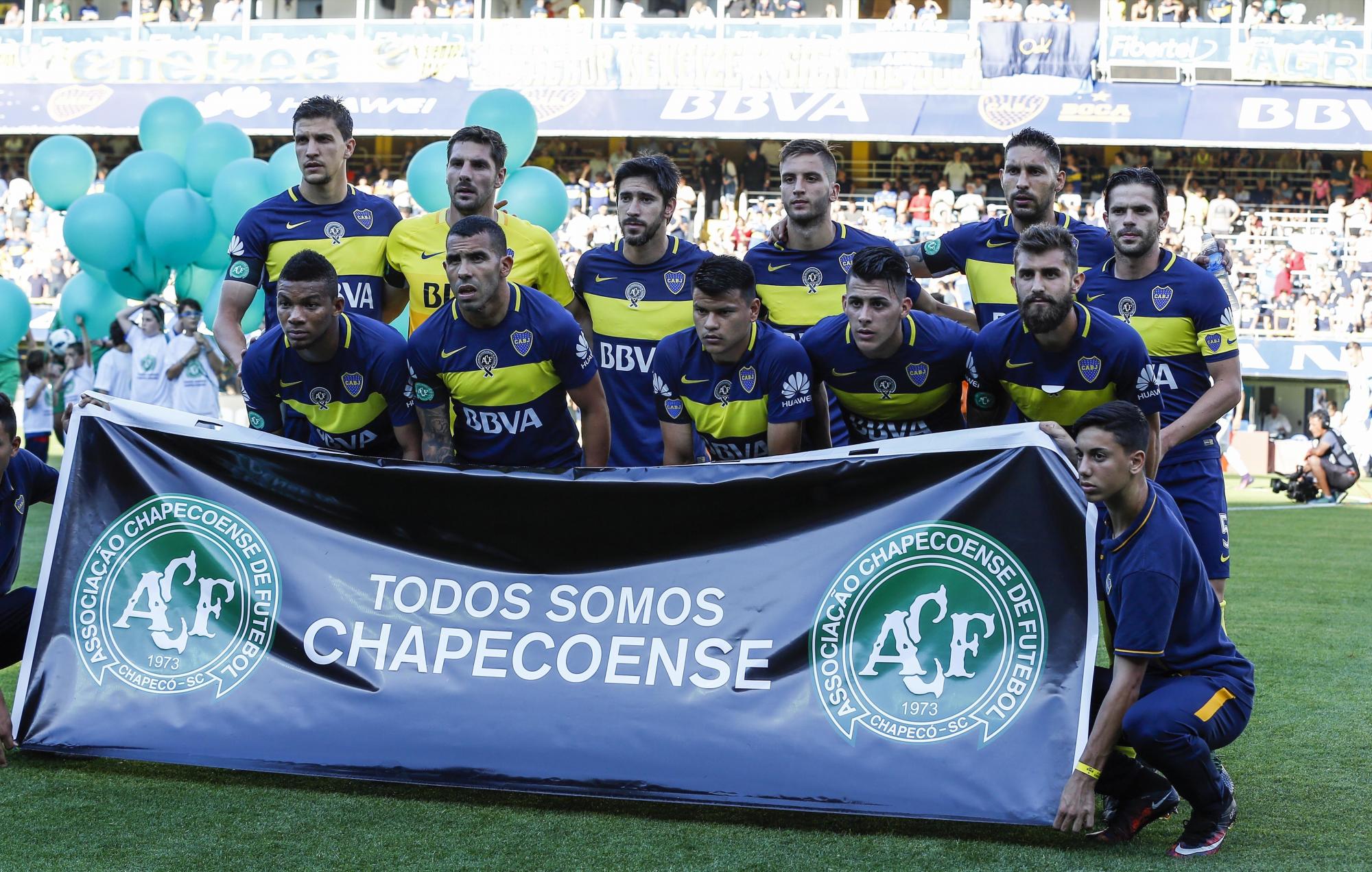 Jugadores del Boca Juniors rindieron su homenaje también antes de enfrentar al Racing. 