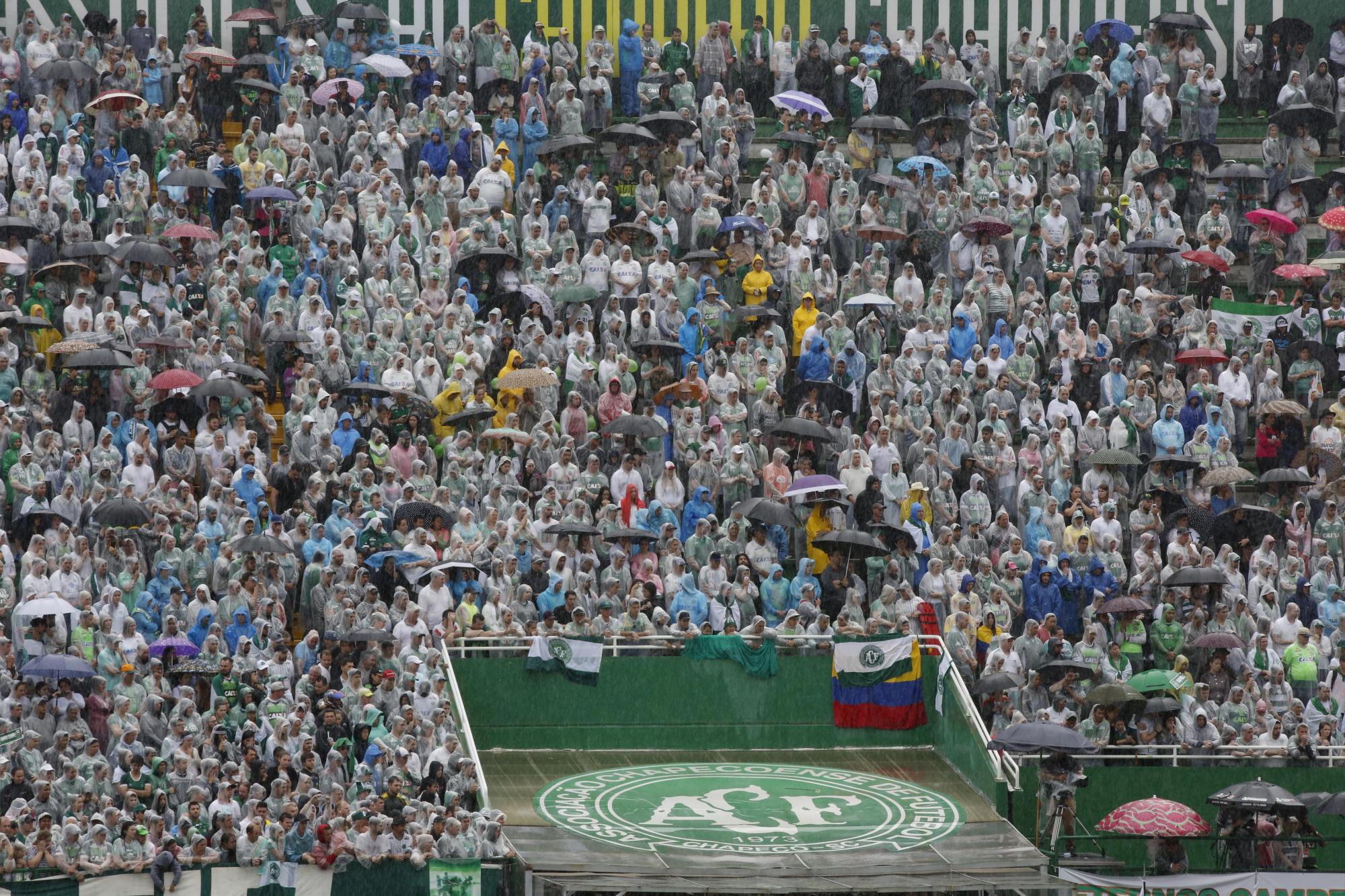 Aficionados del club brasileño Chapecoense asisten al velorio colectivo de las víctimas del trágico accidente, el pasado sábado 3 de diciembre de 2016, en el estadio Arena Condá. 