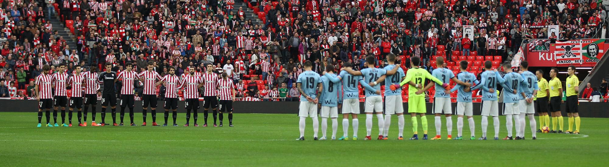 Los jugadores del Athletic de Bilbao (i) y del Eibar (d) guardan un minuto de silencio el pasado 4 de diciembre antes del partido de la 14ta jornada de la Liga Santander en el estadio de San Mamés.