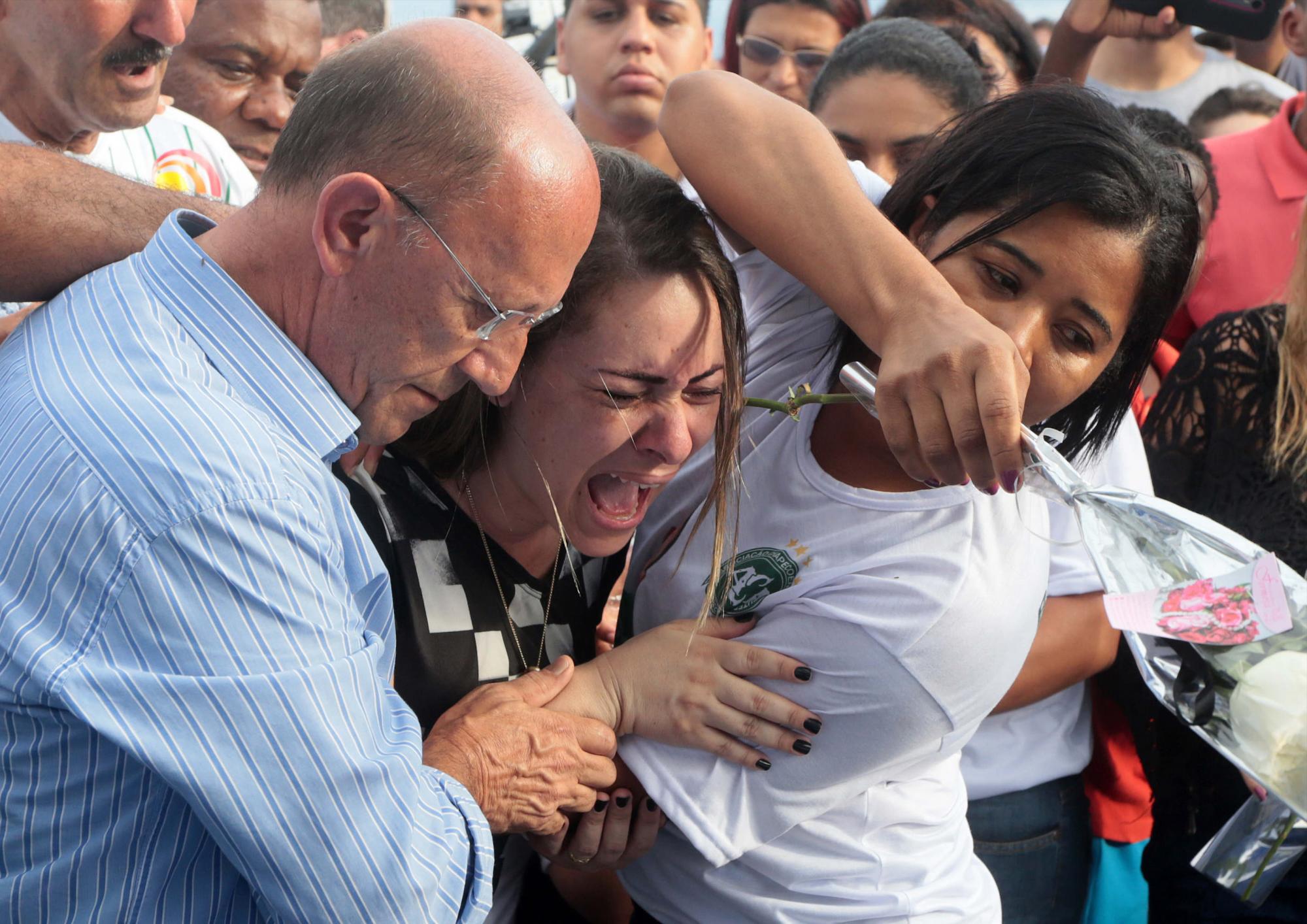 Girlene Rangel reacciona durante el entierro de su esposo, el goleador del equipo Chapecoense, Bruno Rangel, el domingo 4 de diciembre, en la ciudad de Campos, interior del estado de Río de Janeiro. 