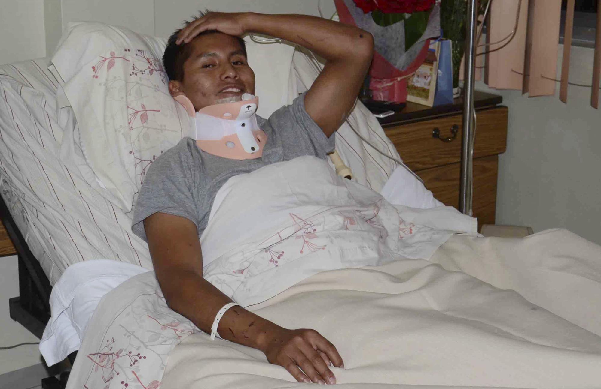 Erwin Tumiri reposa en cama en la clínica en Cochabamba, Bolivia, el pasado sábado 3 de diciembre. Tumiri es uno de los sobrevivientes del accidente aéreo, él fue una de los miembros tripulantes de la línea LaMia.