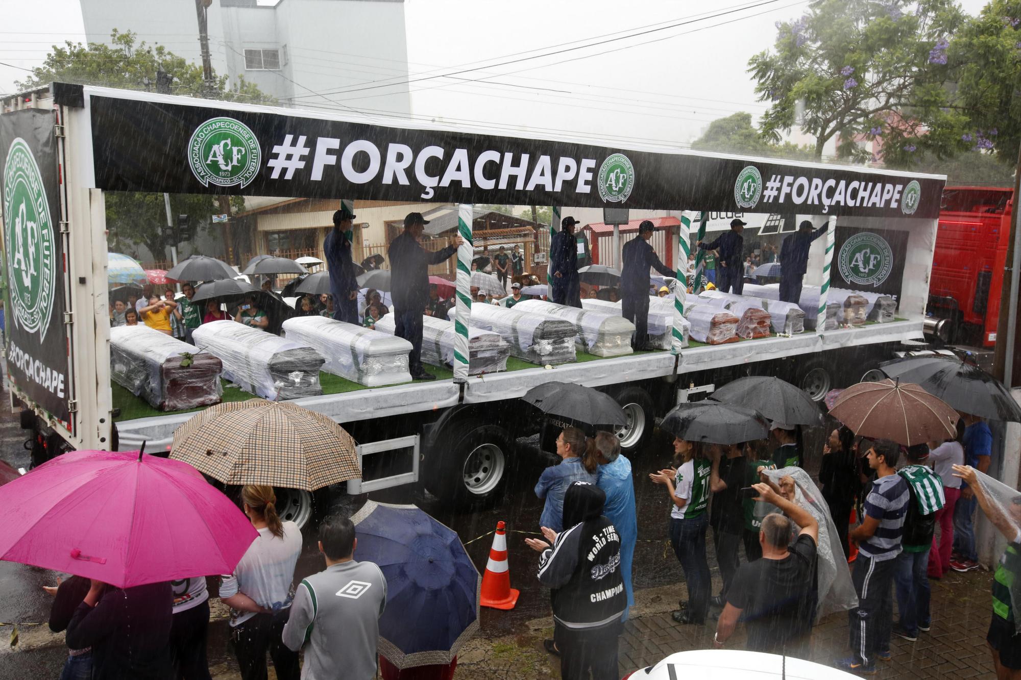 Aficionados del club brasileño Chapecoense acompañaron el sábado 3 de diciembre en las calles de la ciudad de Chapecó, sur de Brasil, el paso del cortejo fúnebre de las víctimas del trágico accidente en el que fallecieron 71 personas, entre ellos 19 jugadores del Chapecoense.