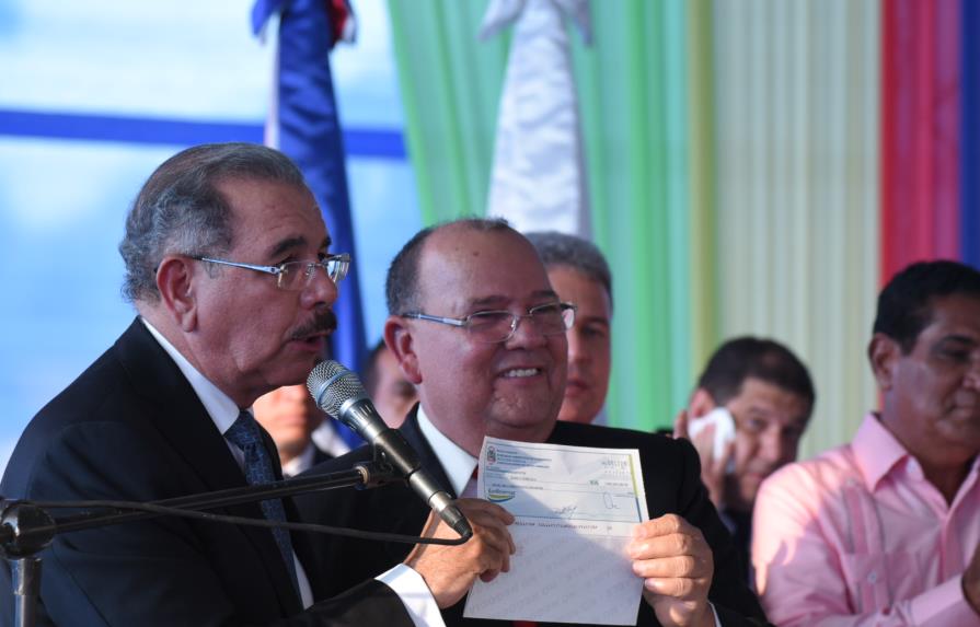 Danilo Medina brinda ayuda para mitigar daños lluvias en el Cibao