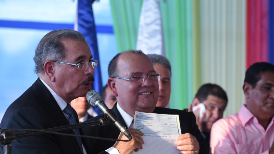 Danilo Medina brinda ayuda para mitigar daños lluvias en el Cibao Danilo Medina brinda ayuda para mitigar daños lluvias en el Cibao
