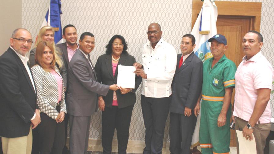 Alcaldía Santo Domingo Este informa pagó regalía pascual con recursos propios 