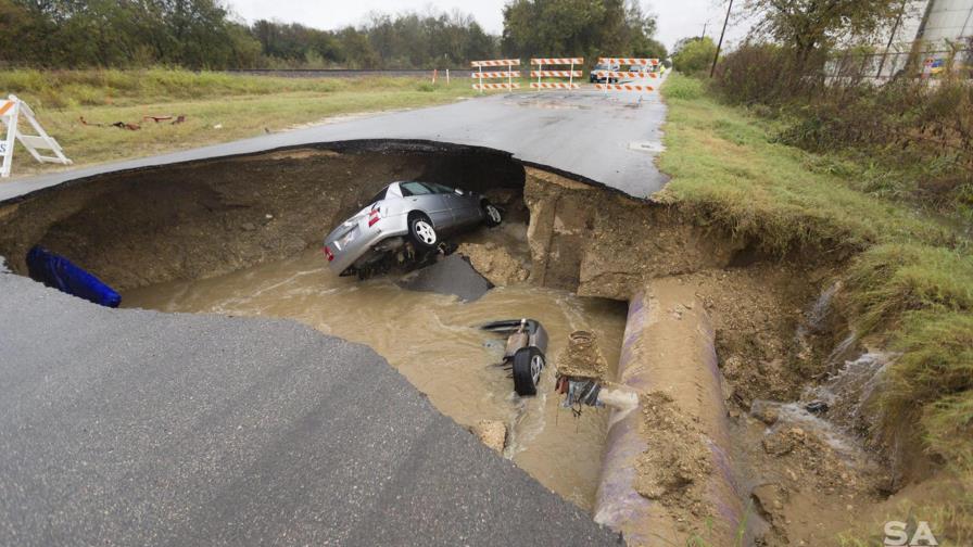 Muere oficial de la Policía en un derrumbe que se “tragó” vehículos Muere oficial de la Policía en un derrumbe que se “tragó” vehículos