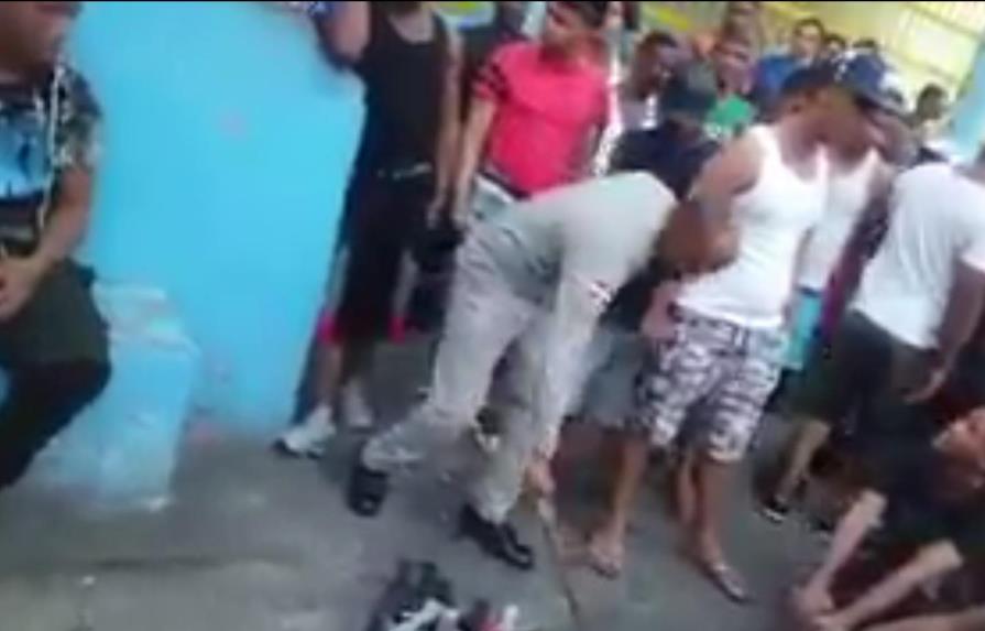 VÍDEO: Reos entregan armas blancas en la cárcel del 15 de Azua