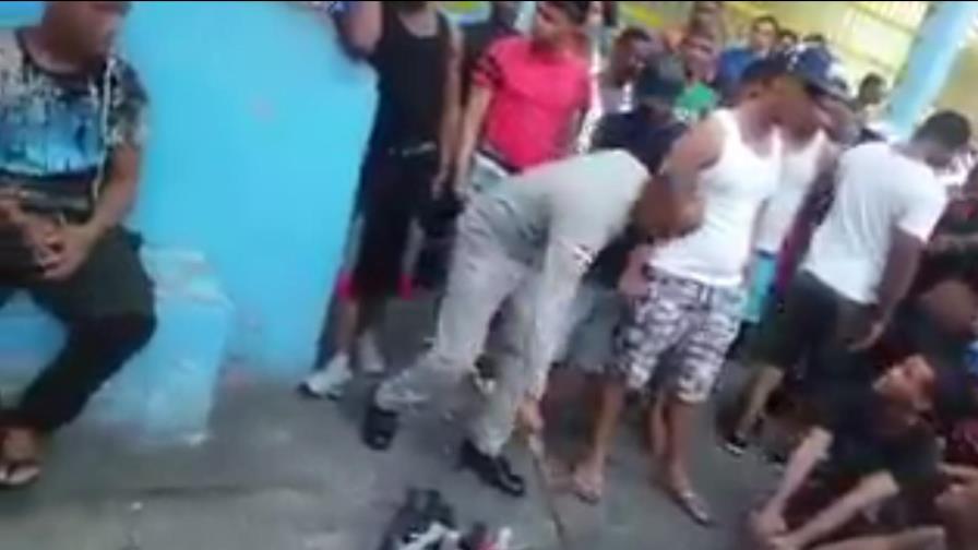 VÍDEO: Reos entregan armas blancas en la cárcel del 15 de Azua