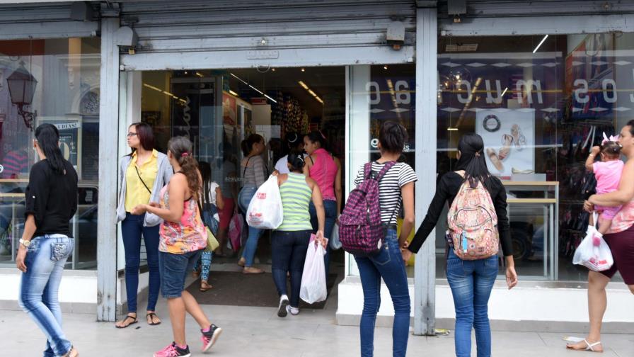 Comercio de Santiago empieza a dinamizarse con el sueldo número 13 Comercio de Santiago empieza a dinamizarse con el sueldo número 13