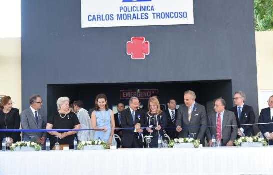 Presidente Medina asiste a inauguración de policlínica Carlos Morales Troncoso en Santiago