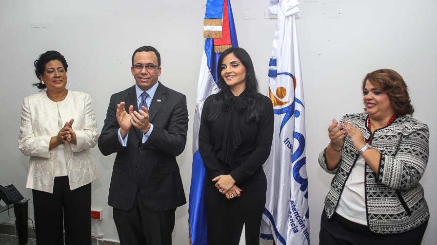 Viuda de Juan de los Santos asume gestión del INAIPI