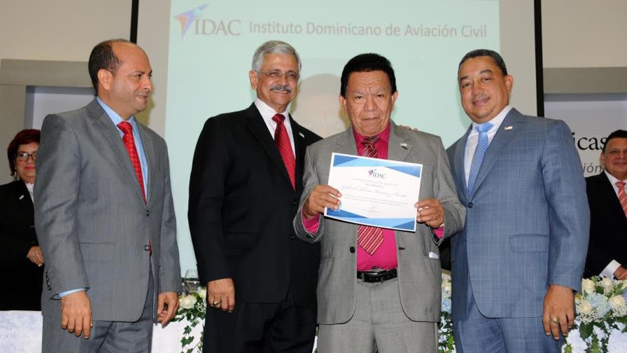 IDAC reconoce a empleados por antigüedad y por méritos en el servicio