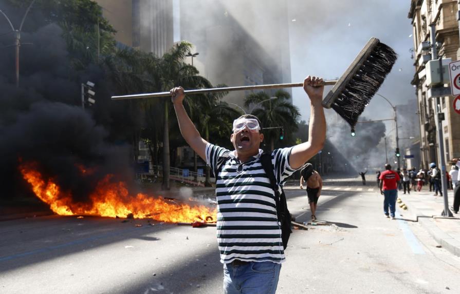 Brasil: Manifestantes se enfrentan con la policía en protestas por medidas de austeridad