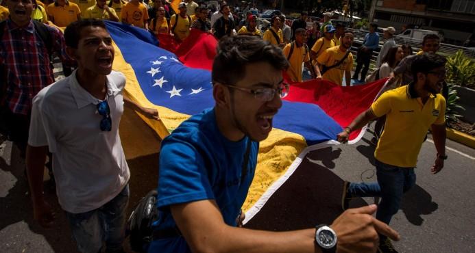 Venezuela lucha para dominar inflación de tres dígitos